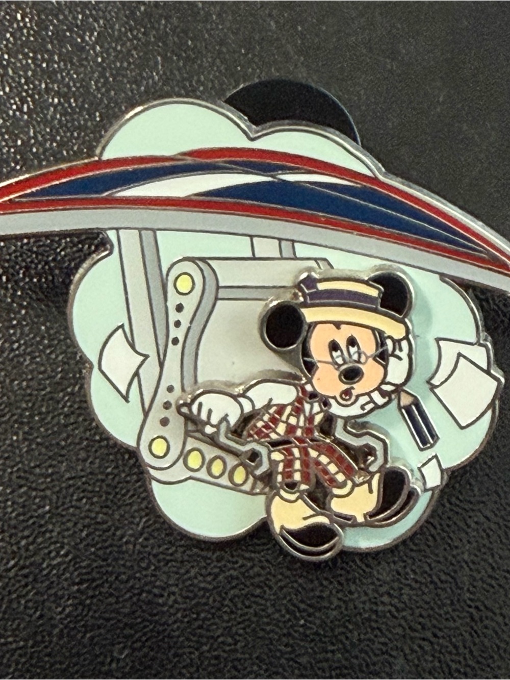 Disney Mickey Mouse Scoop! - Soarin'" limited edition Disney trading pin